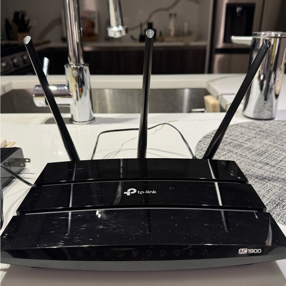 Affordable Internet Setup: Motorola Modem & TP-Link Router Combo - Picture 6 of 6